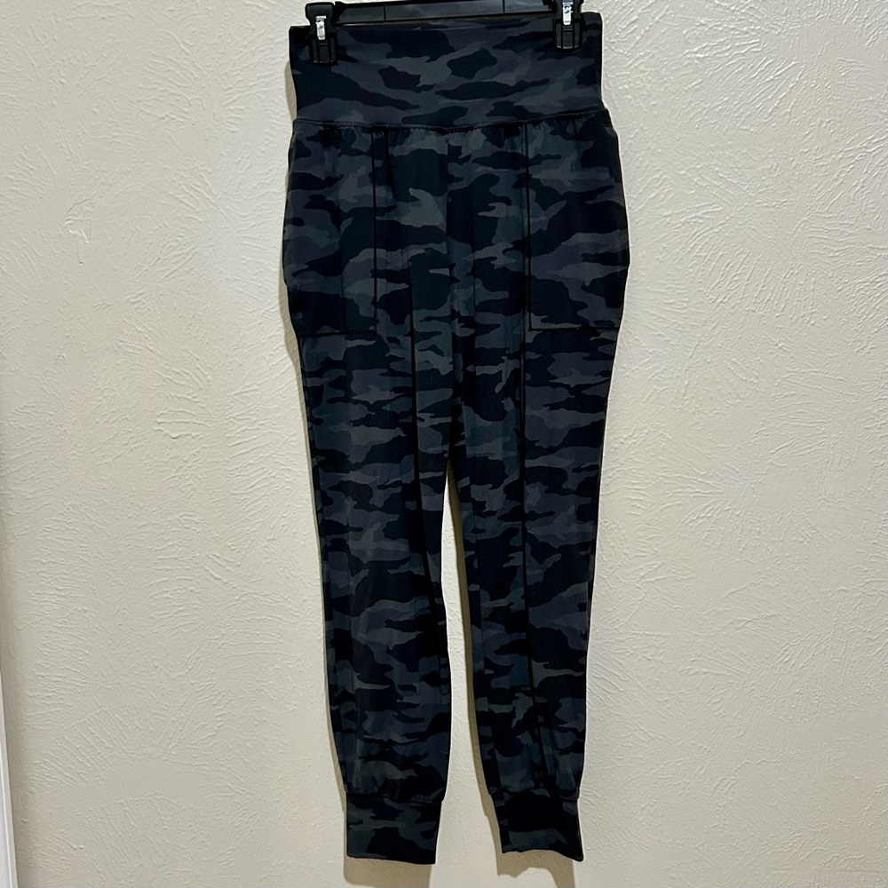 Athleta Women's Black Camouflage Small Leggings Jogging Pants Gym Athleisure